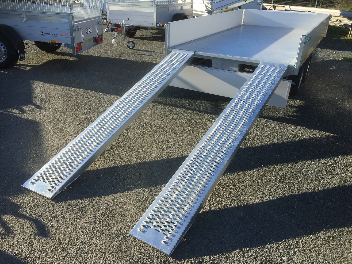 TRIBENNE EDUARD – Electrique+Manuelle de secours – Rampes + Béquilles INCLUS